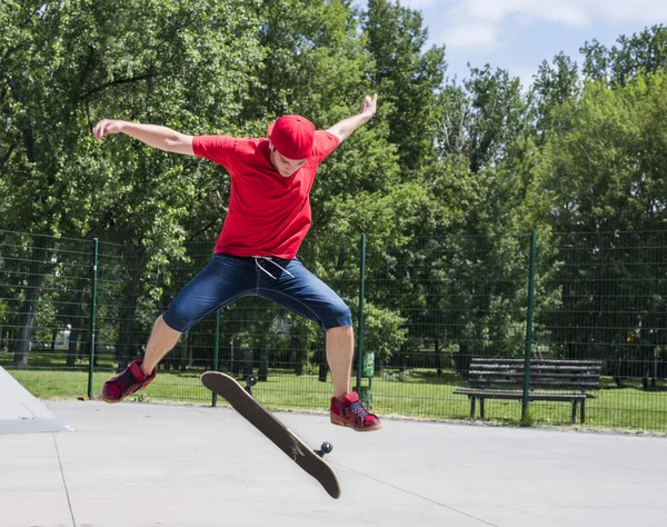 Jovem Homem Fazendo Truques Com Skate Parque — Fotografia de Stock