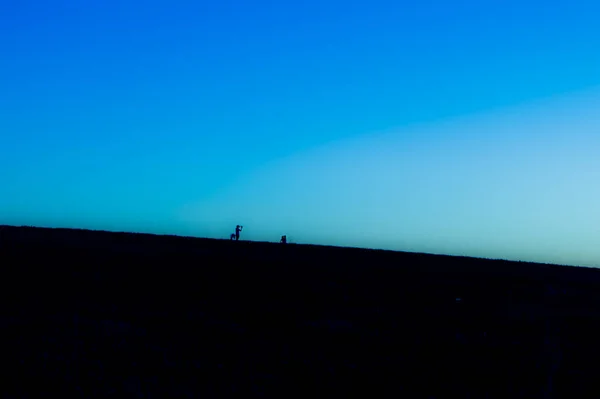 Silhueta Fotógrafo Capturando Modelo Uma Colina Durante Pôr Sol — Fotografia de Stock