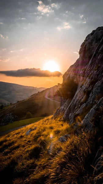 Hermoso Plano Campo Cerca Formaciones Piedra Brillante Cielo Atardecer —  Fotos de Stock