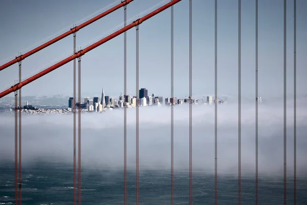 Miejska Panorama San Francisco Tle Mgły Widziana Przez Linki Szelkowe — Zdjęcie stockowe