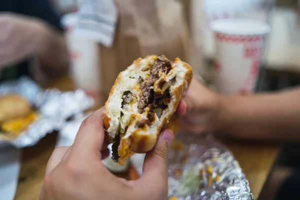 Closeup Shot Burger Filled Sauce Meat — Stock Photo, Image