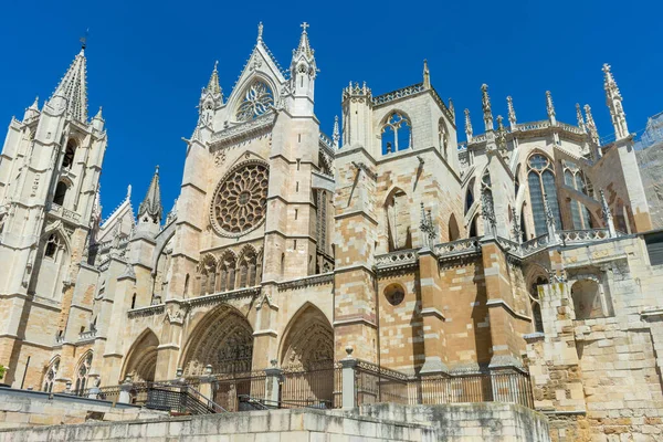 Nízký Úhel Záběru Leonovy Katedrály Leonu Španělsku Pod Modrou Oblohou — Stock fotografie