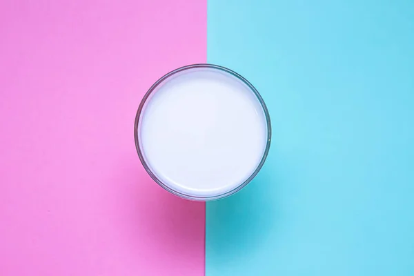 Ein Glas Milch Auf Blauer Und Rosa Oberfläche — Stockfoto