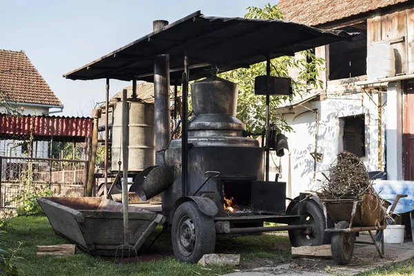Een Zelfgemaakte Distilleerderij Voor Het Maken Van Pruimenbrandewijn Gebruikt Oost — Stockfoto