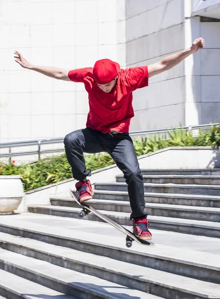 Een Verticaal Schot Van Een Blanke Man Springend Een Skateboard — Stockfoto