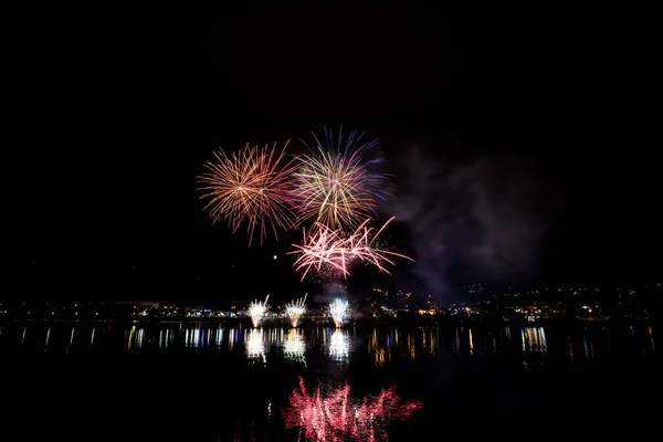 Eine Schöne Aufnahme Von Bunten Feuerwerk Explodiert Einem Blauen Nachthimmel — Stockfoto