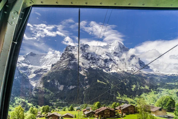 Obraz Pokazuje Piękny Widok Góry Nad Grindelwaldem Przez Okno Kolejki — Zdjęcie stockowe