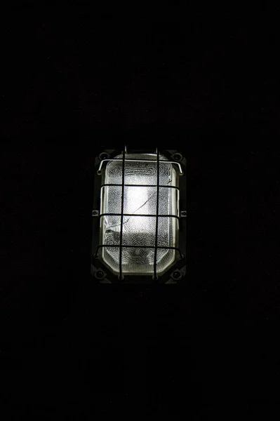 Coup Vertical Une Lampe Dans Obscurité — Photo