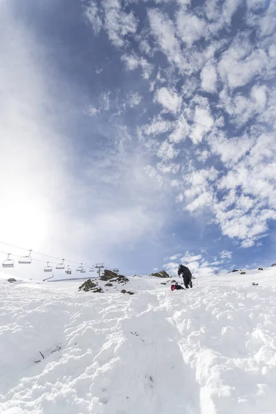 曇りの日にスキー場の垂直ショット — ストック写真