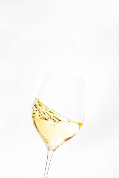 Tiro Vertical Vinho Branco Meio Cheio Copo Com Fundo Branco — Fotografia de Stock