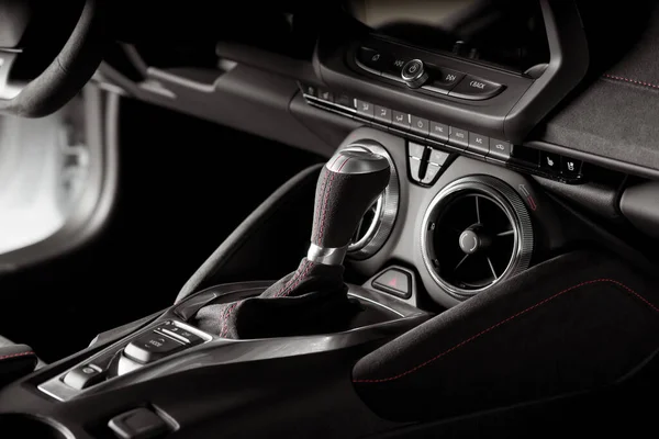豪華な黒い車のインテリアのクローズアップショット — ストック写真