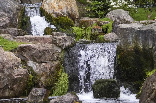 Närbild Ett Trädgårdsvattenfall Kyoto Garden London — Stockfoto