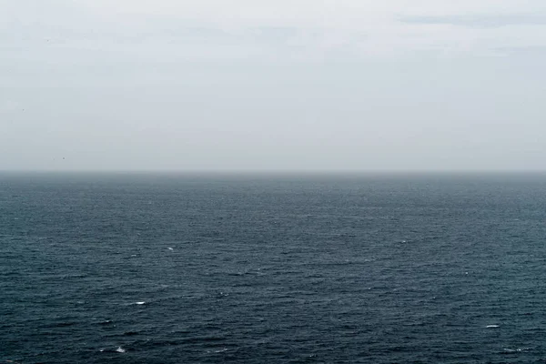 Panoramatický Záběr Zamlženého Oceánu — Stock fotografie