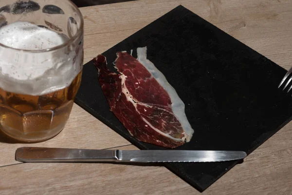 Fatiado Carne Com Faca Garfo Copo Cerveja Uma Mesa — Fotografia de Stock