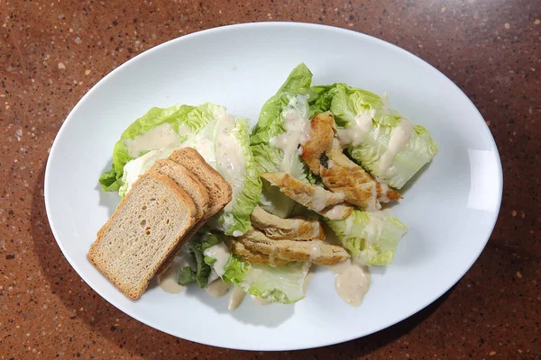 Ekmek Dilimli Bir Tabak Sezar Salatasının Üst Görüntüsü — Stok fotoğraf