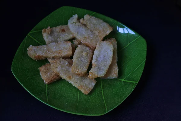 Piatto Verde Con Bastoncini Pollo Sfondo Nero — Foto Stock