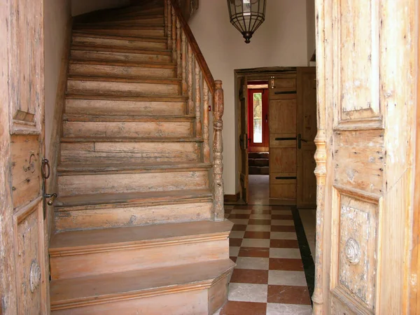 Una Vista Una Puerta Abierta Con Una Escalera Madera Dentro — Foto de Stock