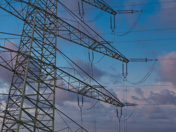 Mavi Gökyüzüne Karşı Elektrik Iletim Kuleleri Kabloları — Stok fotoğraf