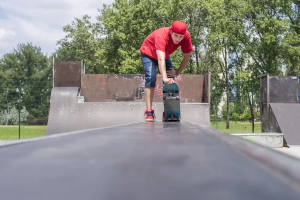 Een Selectieve Focusshot Van Een Skateboarder Een Rood Shirt — Stockfoto