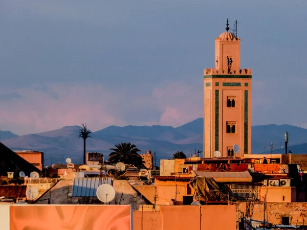 Une Tour Mosquée Milieu Paysage Marocain Pendant Journée — Photo