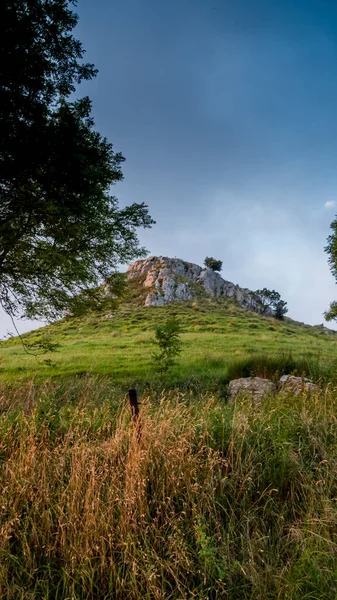 Eine Vertikale Aufnahme Einer Großen Steinformation Auf Einem Grünen Hügel — Stockfoto