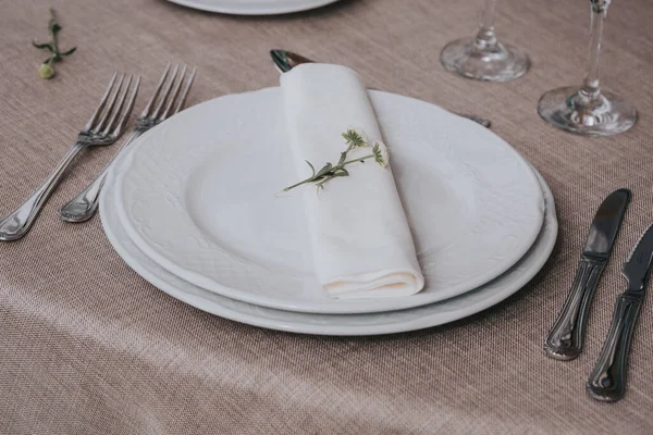 Eleganta Bordsartiklar Som Står Ett Festligt Bord Restaurang — Stockfoto