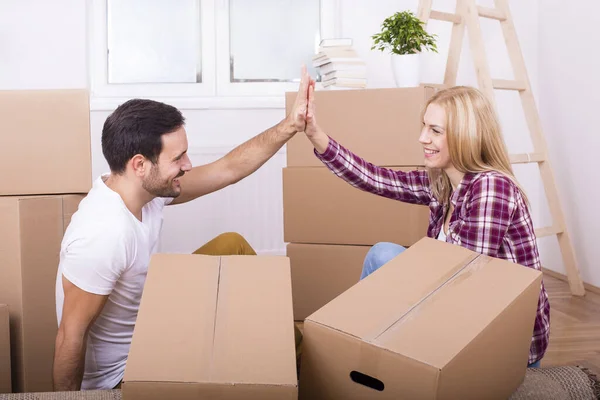 Tiro Foco Raso Jovem Casal Fazendo Reparos Sua Casa — Fotografia de Stock