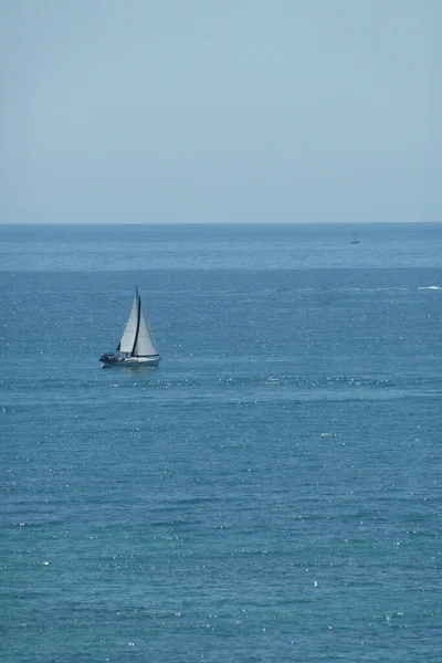 Een Verticaal Antenne Shot Van Een Zeilboot Blauwe Zee Onder — Stockfoto