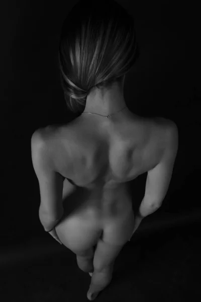 一张黑白相间的性感裸体女人的照片 背景是黑色的 — 图库照片