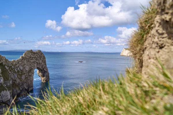イングランドのドーセットにあるドゥルドル ドア国立石灰岩アーチの美しいショット — ストック写真