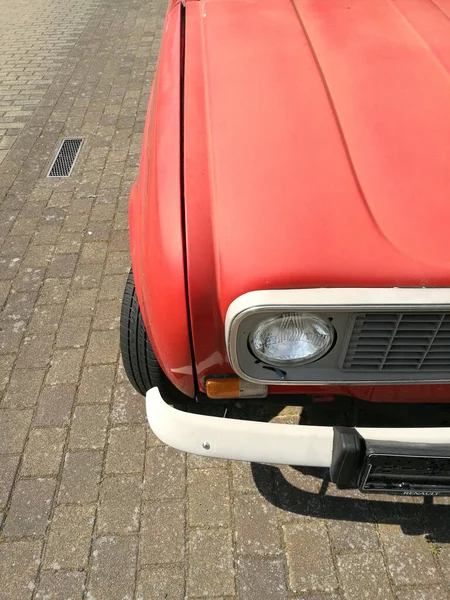 复古红色轿车的圆形前灯 — 图库照片