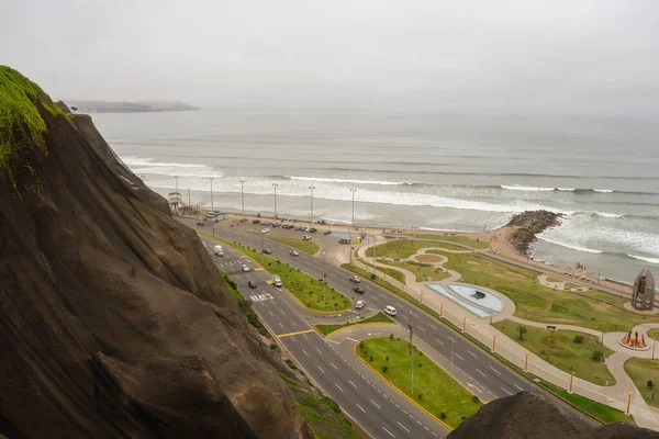 Peru Bulutlu Bir Günde Lima Sahilinin Yüksek Açılı Bir Görüntüsü — Stok fotoğraf
