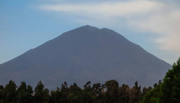 ペルーのアレキパでミスティ ストラト火山の閉鎖ショット — ストック写真