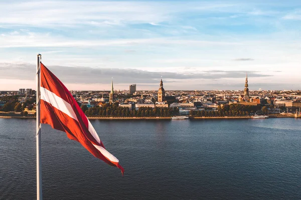 Primer Plano Bandera Letona Ondeando Aire Con Casco Antiguo Riga — Foto de Stock