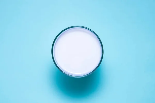 Ein Glas Milch Auf Blauer Oberfläche — Stockfoto