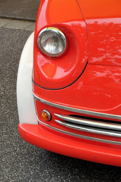 Plan Vertical Des Lumières Une Voiture Vintage Rouge Dans Rue — Photo