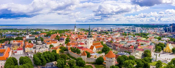 Una Ripresa Aerea Del Centro Storico Tallinn Con Tetti Arancioni — Foto Stock