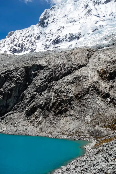 Krásný Záběr Skalnatou Krajinu Jezerem Blízkosti Hory Huascaran Peru — Stock fotografie