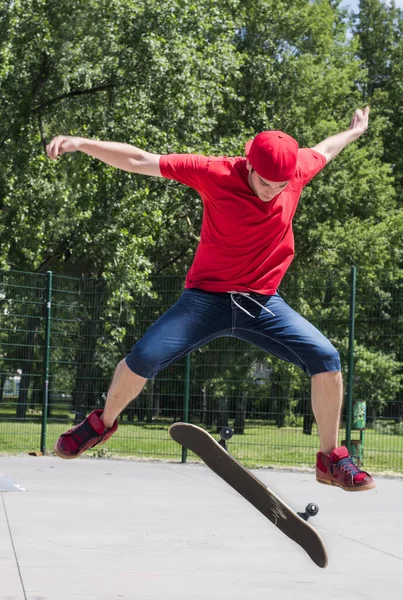 Een Verticaal Schot Van Een Jonge Blanke Man Die Skateboard — Stockfoto