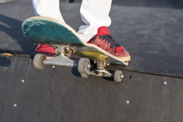 Een Oppervlakkige Focus Shot Van Een Jonge Jongen Skateboarden Het — Stockfoto