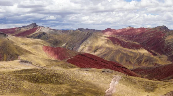 Piękne Góry Tęczy Palcoyo Cusco Peru Pod Pochmurnym Błękitnym Niebem — Zdjęcie stockowe