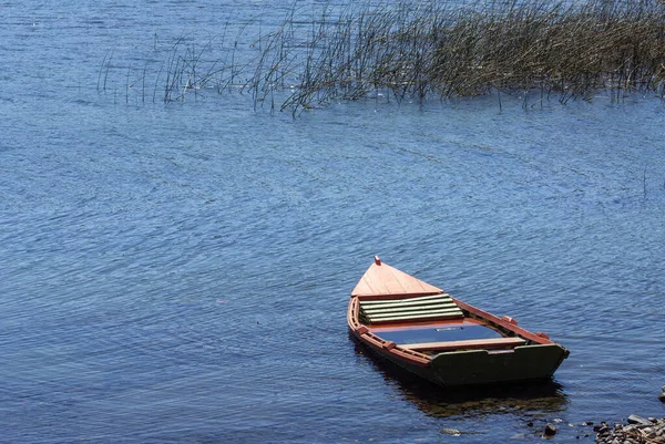 Colpo Angolo Alto Una Piccola Barca Sull Acqua Calma Vicino — Foto Stock