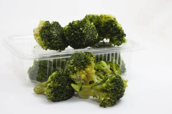 Brokoli Hijau Kukus Pada Wadah Plastik Yang Terisolasi Pada Latar — Stok Foto