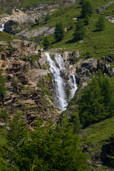 Vertikal Bild Ett Vattenfall Bergen Fångas Sydtyrolen Italienska Alperna — Stockfoto