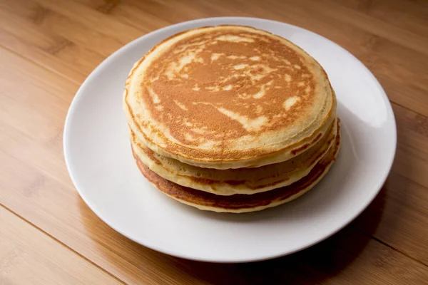 Eine Aufnahme Von Frisch Gebackenen Pfannkuchen Auf Einem Weißen Teller — Stockfoto