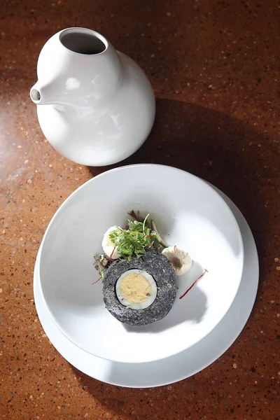 Eine Vertikale Aufnahme Eines Gerichts Mit Hartgekochten Eiern Auf Einem — Stockfoto