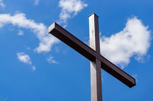 Niski Kąt Strzał Drewnianego Krzyża Zachmurzonym Błękitnym Tle Nieba — Zdjęcie stockowe
