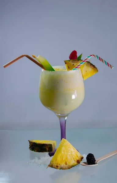 Ein Vertikaler Schuss Eines Traditionellen Karibischen Pina Colada Cocktails Mit — Stockfoto