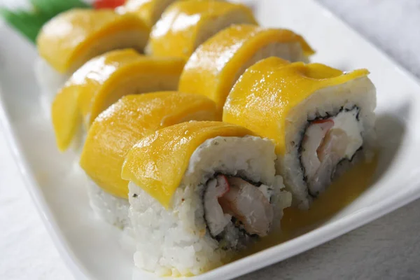 Primo Piano Dei Deliziosi Involtini Sushi Con Ravanello Marinato Giallo — Foto Stock