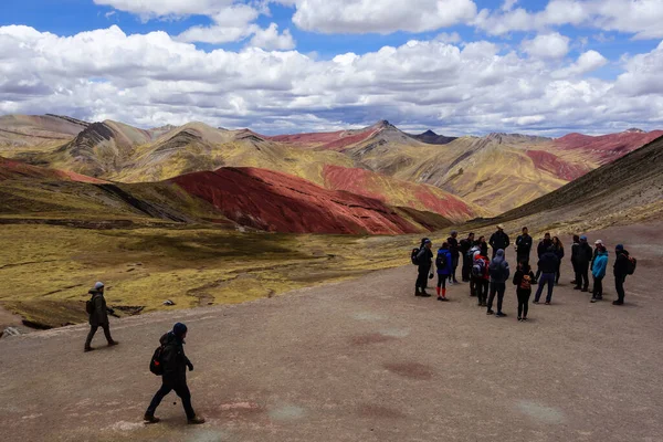 Palccoyo Peru Ekim 2019 Palccoyo Gökkuşağı Dağlarında Bir Grup Turist — Stok fotoğraf